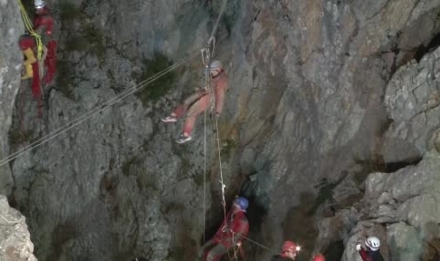 ABD’li bilim insanı 9 gün sonra mağaradan çıkartıldı