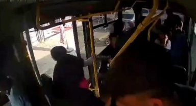Açık olan dolmuş kapısından aşağı düştü