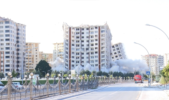 Ağır hasarlı 13 katlı 2 bina patlatılarak yıkıldı