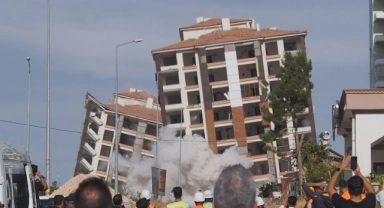 Ağır hasarlı binalar yerle bir oldu