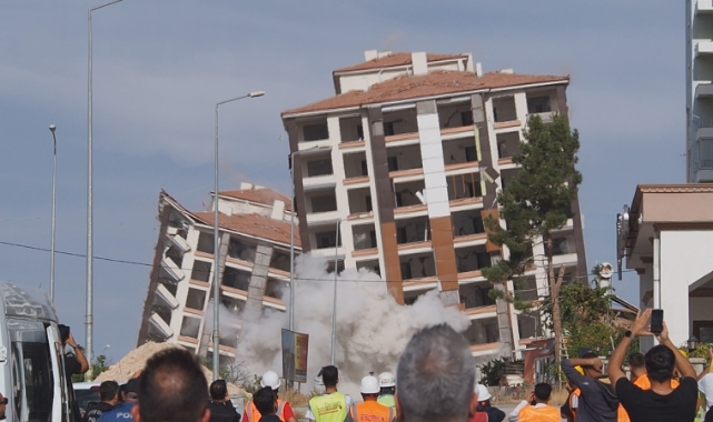 Ağır hasarlı binalar yerle bir oldu