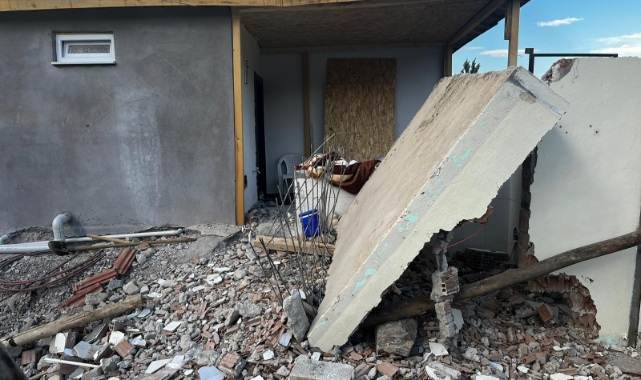 Ağır hasarlı binanın duvarı çöktü: 1 ölü