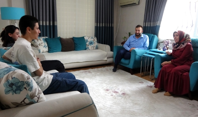 Ailecek üniversiteli oldular
