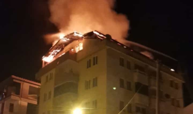 Alev alev yanan binanın çatısı geceyi aydınlattı