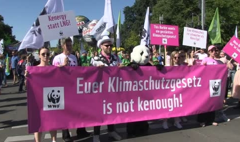 Almanya‘da 10 bin kişilik iklim protestosu