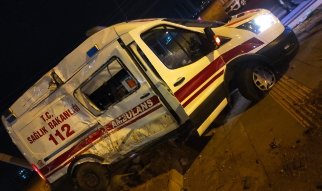 Ambulans ile belediye otobüsü çarpıştı: 3 yaralı