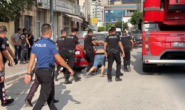 Annesini balkondan atmaya çalıştı