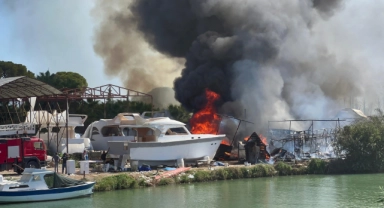 Antalya'da ormanda çıkan yangın, teknelere sıçradı