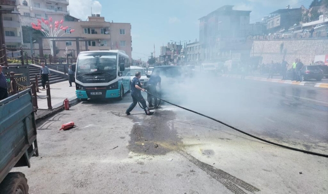 Araçta çıkan yangını itfaiye söndürdü