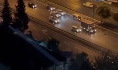 Arıza yapan araca arkadan gelen iki otomobil çarptı