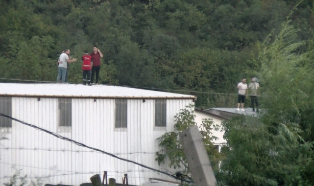 Arnavutköy'de fabrikayı su bastı çalışanlar çatıda mahsur kaldı