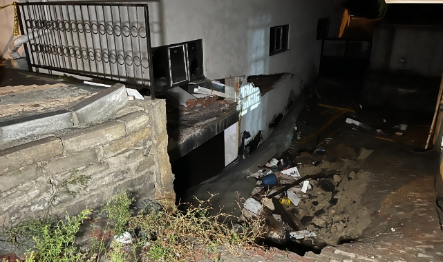 Arnavutköy'de sağanak nedeniyle bir binanın istinat duvarı yıkıldı