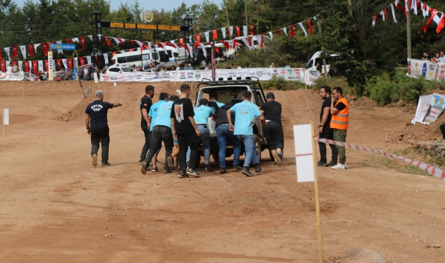 Artvin'de bin 200 rakımlı Kafkasör Yaylası'nda off-road heyecanı