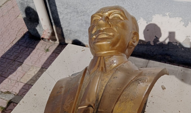Atatürk büstüne zarar veren şahıslar yakayı ele verdi