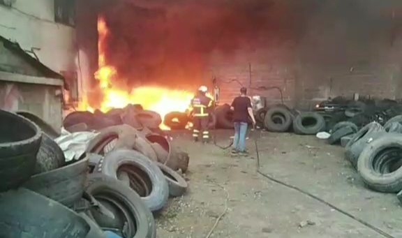 Atık lastik deposu alevlere teslim oldu