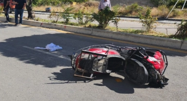 Aydınlatma direğine çarpan motosikletli sürücü hayatını kaybetti