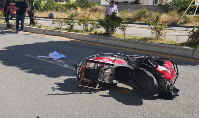 Aydınlatma direğine çarpan motosikletli sürücü hayatını kaybetti