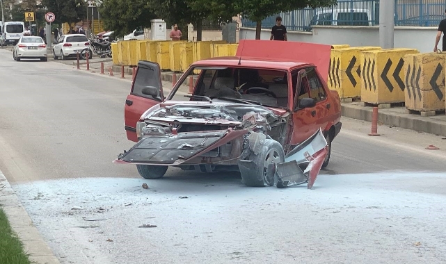 Aydınlatma direğine çarpan otomobil alev aldı