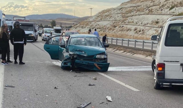 Babasının otomobilini sollamak isterken kazaya neden oldu