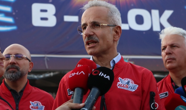 Bakan Uraloğlu, TEKNOFEST'te stantları gezdi