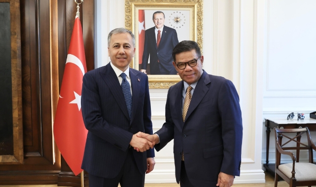 Bakan Yerlikaya, Malezyalı mevkidaşı bir araya geldi