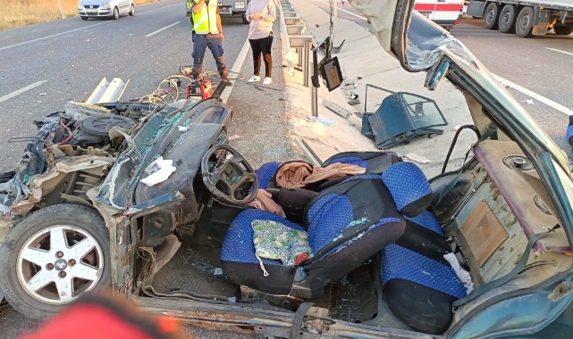 Bariyerlere çarpan otomobil hurdaya döndü: 3 yaralı