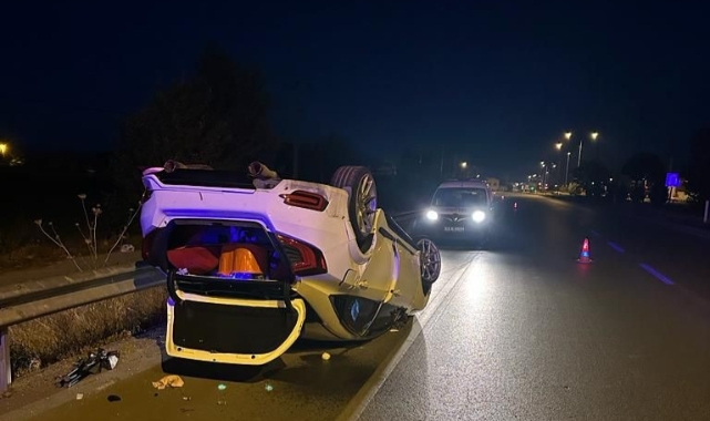 Bariyerlere çarpan otomobilde 5 kişi yaralandı