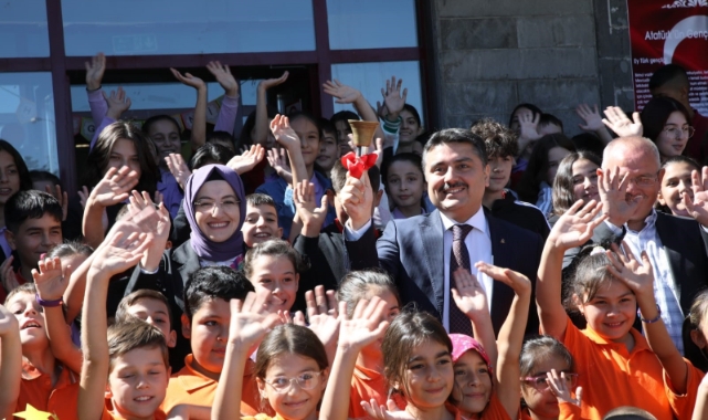 Başkan Ayık öğrencilere kitap okudu