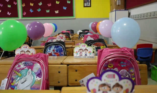 Başkan Uğur'dan miniklere hediye