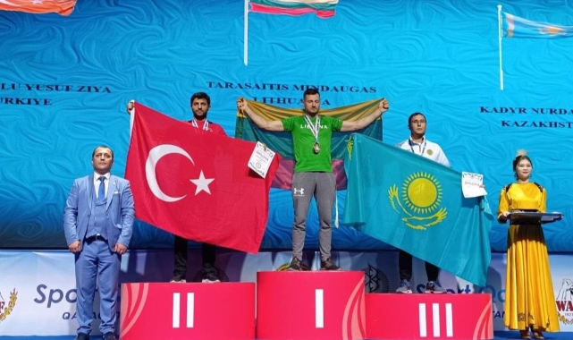 Bayburtlu sporcu bilek güreşinde dünya ikincisi oldu
