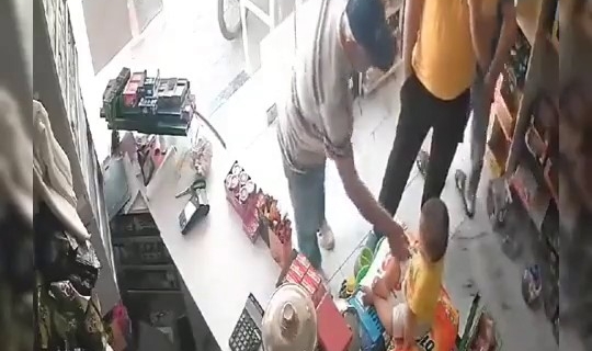 Bebeğini taciz ettiğini öne sürdüğü yaşlı adamı darp etti