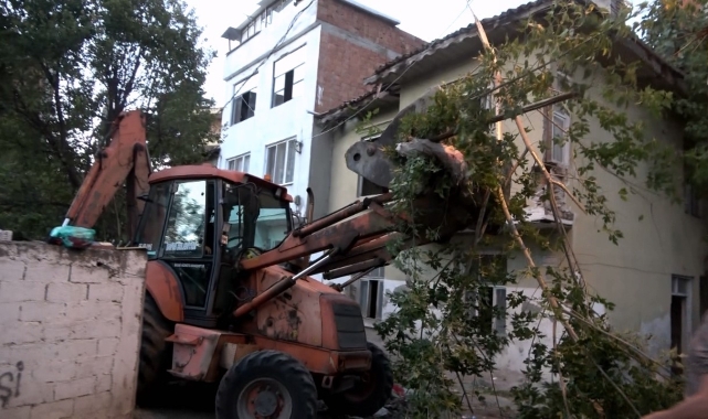 Belediye başkan adayının evinden 15 kamyon çöp çıktı