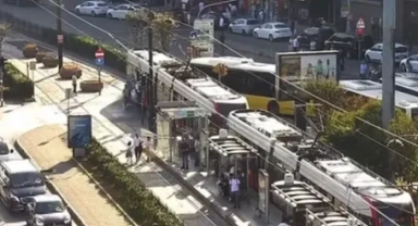 Beyoğlu'nda tramvay İETT otobüsüne çarptı!