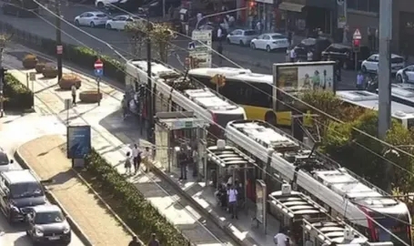 Beyoğlu'nda tramvay İETT otobüsüne çarptı!