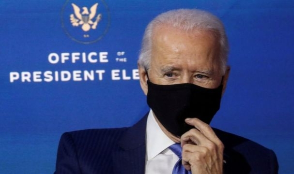 Biden madalya törenine maskeyle katıldı