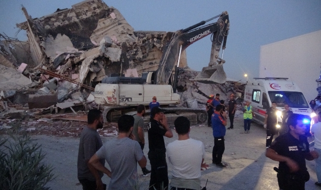 Bina, iş makinasının üzerine çöktü! Operatör hayatını kaybetti