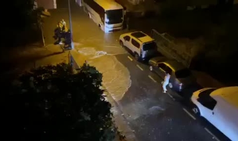 Bir kadın sel sularından son anda kurtarıldı
