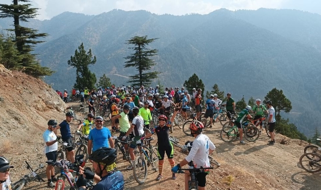 Bisiklet sporcuları zirve için yarıştı