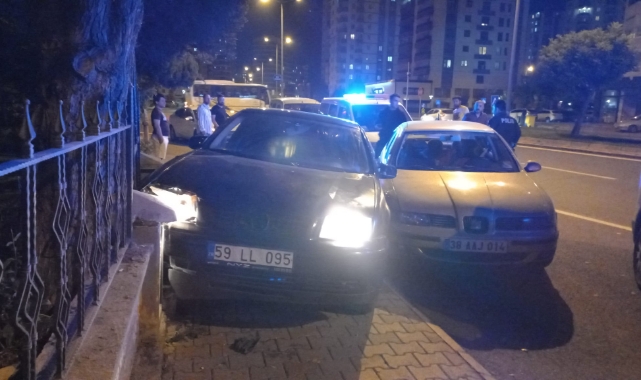 Boşanma aşamasındaki eşini otomobilde tabanca kabzasıyla darbederken kaza yaptı