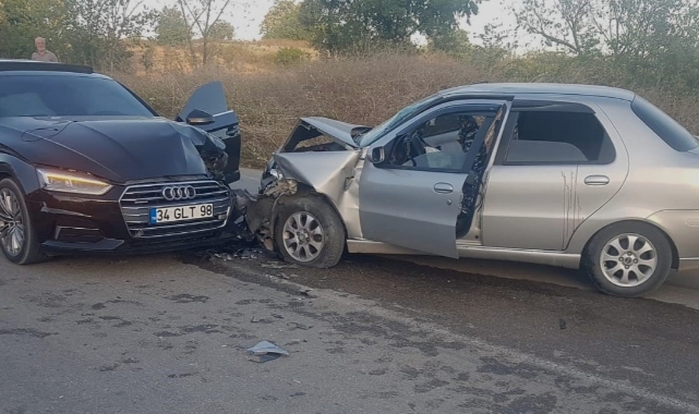 Bursa'da 2 otomobil kafa kafaya çarpıştı!