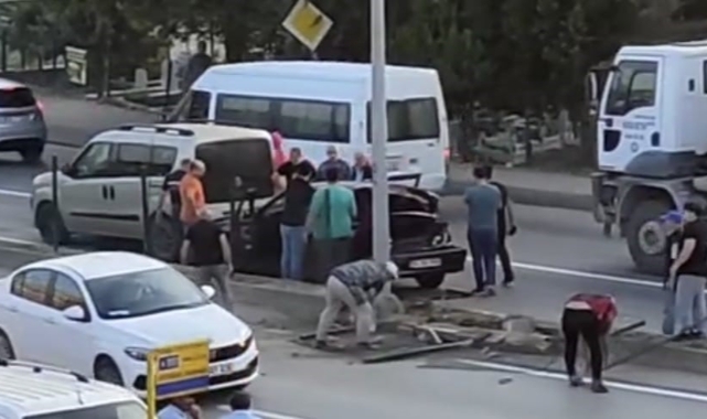 Bursa'da freni patlayan kamyon, otomobile çarptı