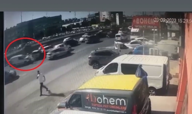 Bursa'da hafif ticari araç otomobile çarptı!