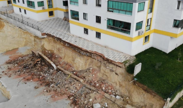Bursa'da istinat duvarı çöktü! Facia teğet geçti