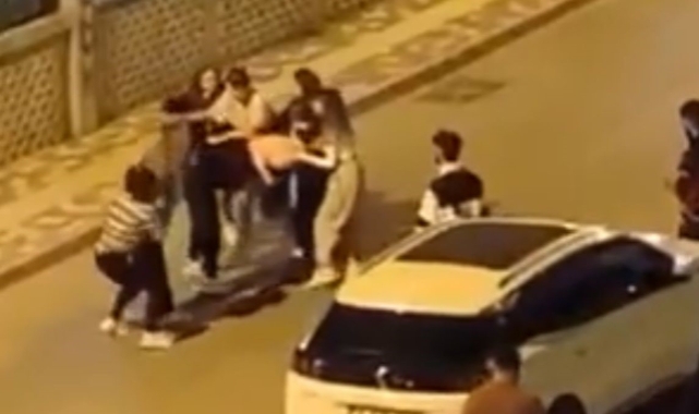 Bursa'da kadınlar birbirine girdi, erkekler izledi