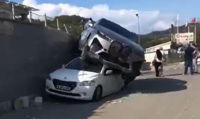 Bursa'da kontrolden çıkan cip otomobile düştü
