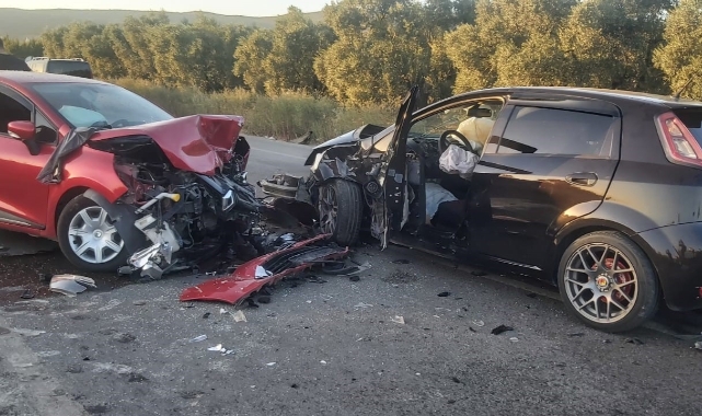 Bursa'da virajı alamayan otomobil iki araca çarptı
