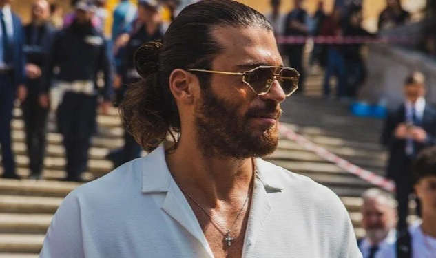 Can Yaman'dan İtalya'da çocuklara yardım