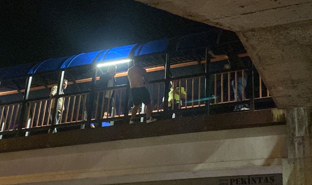 Canına kıymaya kalkışan genci polis ikna etti
