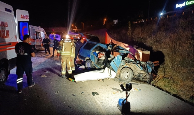 Çarpışan iki araç hurdaya döndü: 2 ölü, 6 yaralı