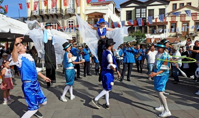 Çeşme Festivali renkli görüntülerle başladı